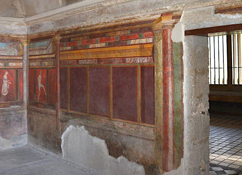 In der Villa dei Misterii (Pompeji) bilden die dekorativen und figürlichen Elemente der Wand- und Bodengestaltung im Zusammenspiel mit der Architektur ein komplexes Raum-Bild-Ensemble