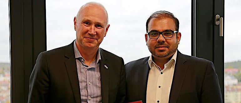 Prof. Dr.-Ing. Dieter Leonhard, Präsident der htw saar, erhält ein Exemplar von Prof. Dr.-Ing. Ahmad Osmans Buch