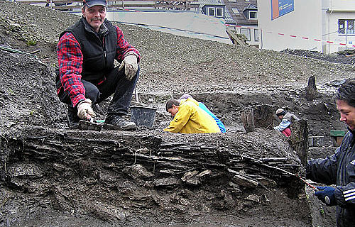 Die Grabungsmitarbeiter Hans-Dieter Tollkötter und Petra Hendrix legen den 600 Jahre alten Zaun frei. (Foto: LWL/Spiong)