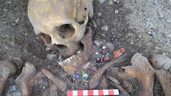 Frauenbestattung mit Schmuckbeigaben