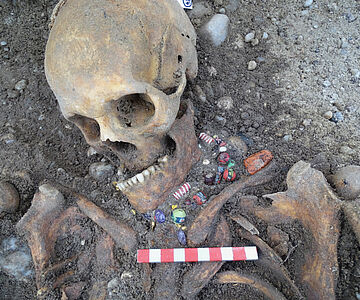 Frauenbestattung mit Schmuckbeigaben