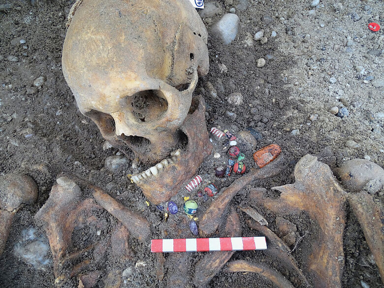 Frauenbestattung mit Schmuckbeigaben