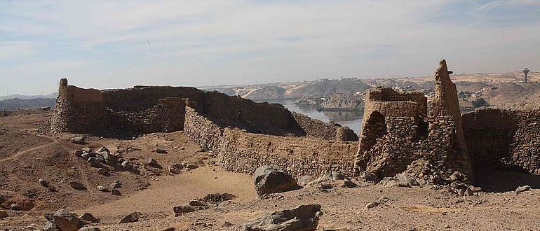 Überblick über die Ruinen der Festung Hisn al-Bab in Oberägypten (© ÖAI 2013)