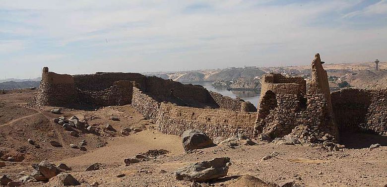 Überblick über die Ruinen der Festung Hisn al-Bab in Oberägypten (© ÖAI 2013)