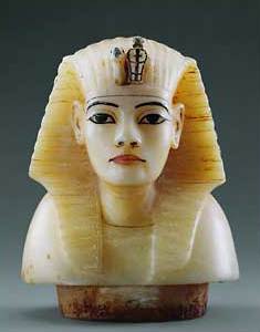 Königliche Kanopenbüste, Kalzit (ägyptischer Alabaster), Späte 18. Dynastie aus dem Tal der Könige, Grab Tutanchmuns. (© Foto: Andreas F. Voegelin, Antikenmuseum Basel und Sammlung Ludwig, Supreme Council of Antiquities Cairo) Die - jeweils meist vier - Kanopengefäße dienten der Aufnahme der inneren Organe des Toten, die bei der Mumifizierung entnommen wurden. Königliche Kanopenbüste, Kalzit (ägyptischer Alabaster), Späte 18. Dynastie aus dem Tal der Könige, Grab Tutanchmuns. (© Foto: Andreas F. Voegelin, Antikenmuseum Basel und Sammlung Ludwig, Supreme Council of Antiquities Cairo)