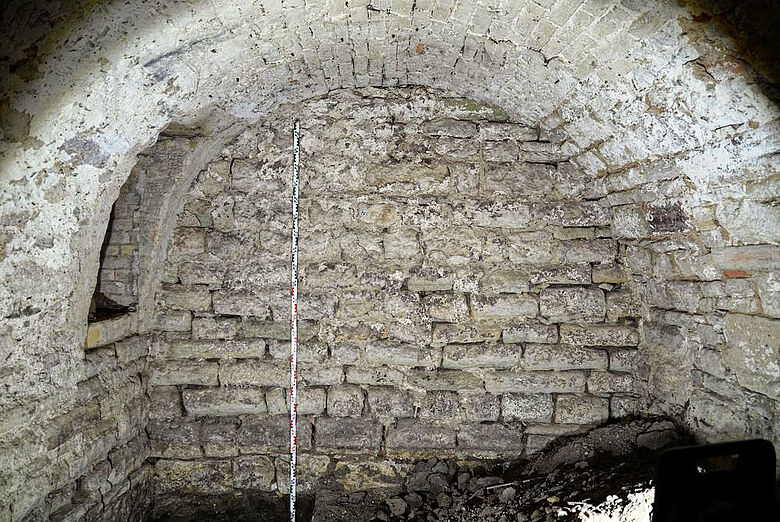 Mauerwerk des 11. Jahrhunderts auf dem Merseburger Domhügel