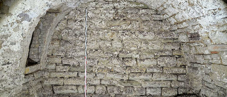 Mauerwerk des 11. Jahrhunderts auf dem Merseburger Domhügel