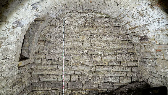 Mauerwerk des 11. Jahrhunderts auf dem Merseburger Domhügel