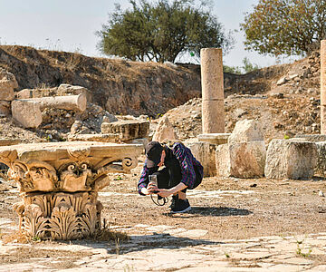 Fotoaufnahme eines Kapitells in Jerash, Jordanien