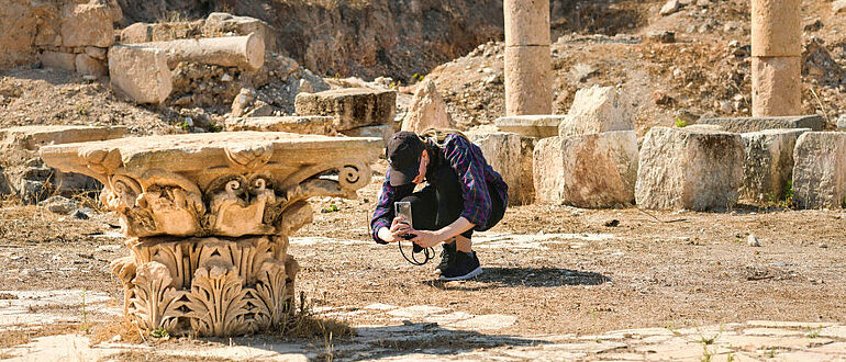 Fotoaufnahme eines Kapitells in Jerash, Jordanien