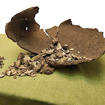Eine Urne aus der späten Bronzezeit, die verbrannte menschliche Überreste beinhaltete