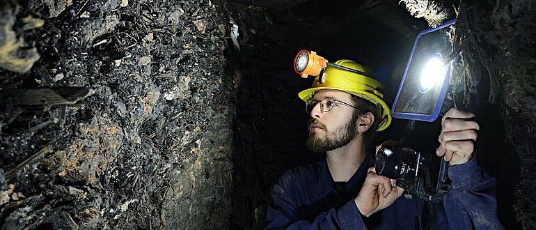 Prähistorische Bergleute hinterließen zerbrochene Werkzeuge, Arbeitsmaterialien, Lebensmittel und abgebrannte Fackeln in den Stollen