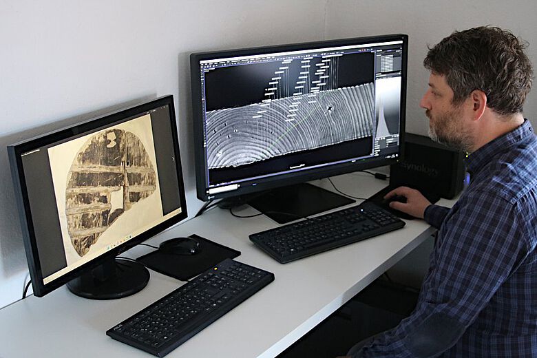 Dr. Jörg Stelzner bei der Untersuchung der CT-Daten des steinzeitlichen Rades aus dem Stadtmuseum Ljubljana, Slowenien