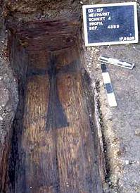 Abb. 9 Sargboden mit aufgemaltem Kreuz. © Landesamt für Archäologie Sachsen Abb. 9 Sargboden mit aufgemaltem Kreuz. © Landesamt für Archäologie Sachsen