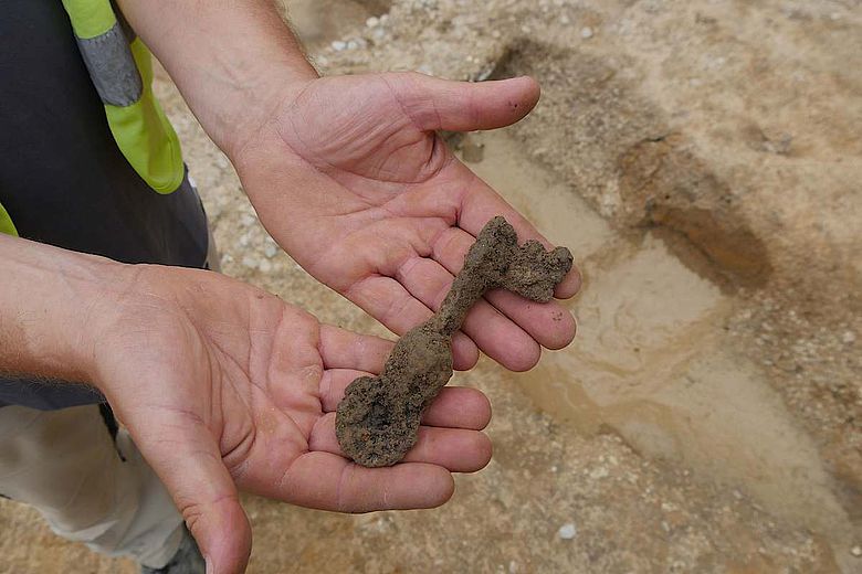Die Archäologen entdeckten auch diesen stark verrosteten eisernen Schlüssel