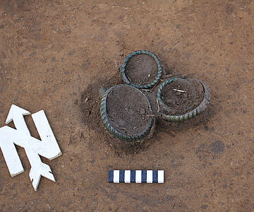 Freilegung des Ringdepots. Fotos: Landesamt für Archäologie Sachsen