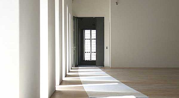 Die neuen Museumsräume im ehemaligen Dormitorium im Ostflügel der Klosteranlage lassen bis in die Klosterkirche blicken. (Foto: LWL/Maria Tillmann)