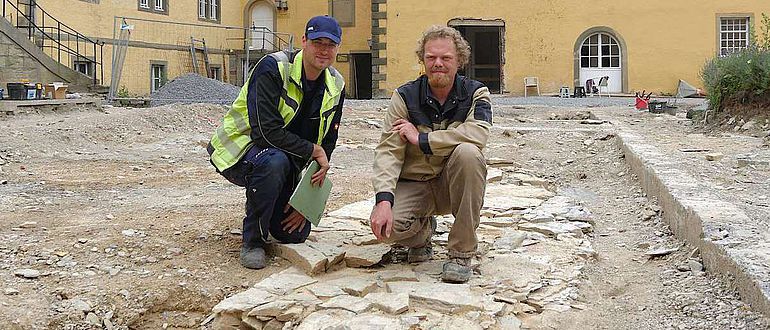 Andreas Wunschel von der LWL-Archäologie für Westfalen und Grabungsleiter Thies Evers auf einer der freigelegten Mauern