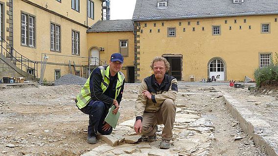 Andreas Wunschel von der LWL-Archäologie für Westfalen und Grabungsleiter Thies Evers auf einer der freigelegten Mauern