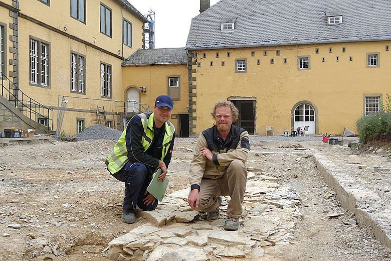Andreas Wunschel von der LWL-Archäologie für Westfalen und Grabungsleiter Thies Evers auf einer der freigelegten Mauern