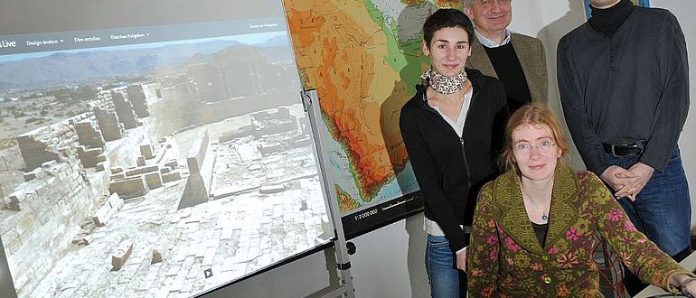 Das Team des neuen Projektes zur sabäischen Sprache an der Universität Jena: (v. l.) Doktorandin Mariam Kilargiani, Prof. Dr. Norbert Nebes, Dr. Anne Multhoff und Programmierer Heiko Werwick. (Foto: Jan-Peter Kasper/FSU)