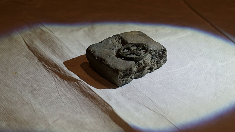 Bronzenes Radkreuz in Gussform