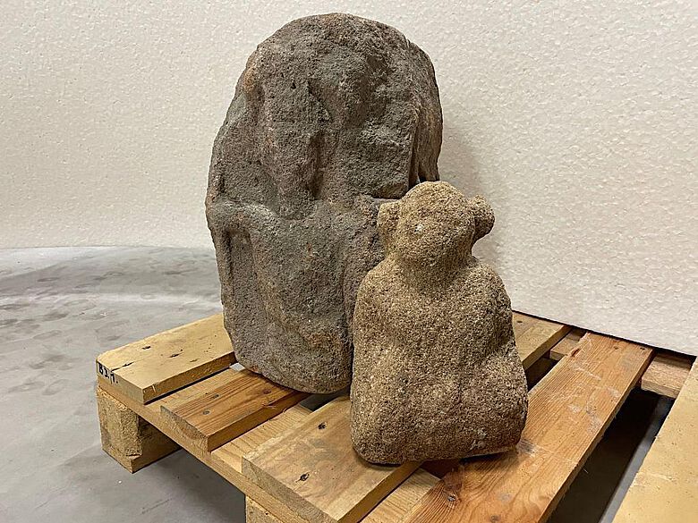 Die Skulptur des neu gefundenen Giganten vereint mit dem bereits 1908 entdeckten Viergötterstein