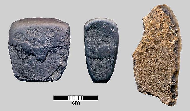 Funde eines vorgeschichtlichen Siedlungsplatzes: Steinbeile und Messer aus Feuerstein (Foto: DAI)