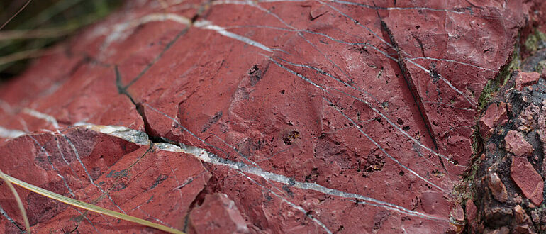 Jaspis-Aufschluss im Mgwayiza-Tal