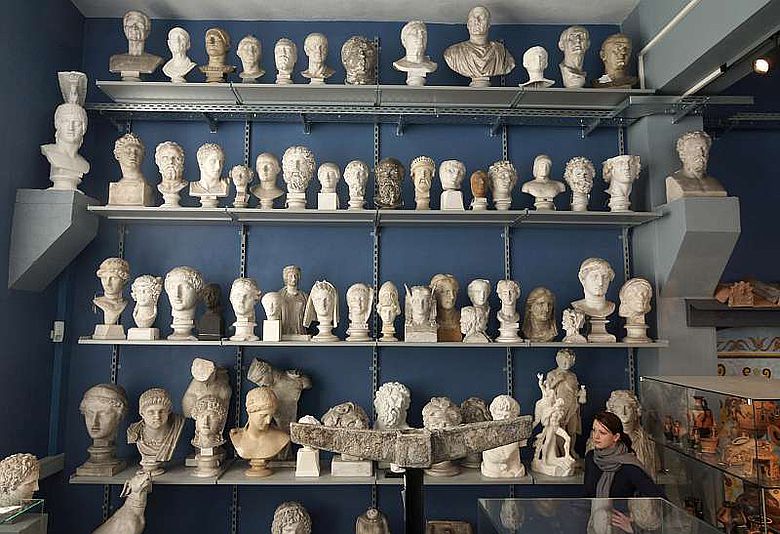 Blick auf einige Büsten der wiedereröffneten Antikensammlungen