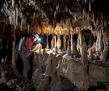 In der Höhle Pozzo Cucù in der Region Apulien fand das ForscherInnen-Team den außergewöhnlichen Tropfstein