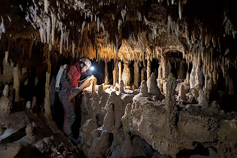 In der Höhle Pozzo Cucù in der Region Apulien fand das ForscherInnen-Team den außergewöhnlichen Tropfstein