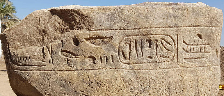 Hieroglyphen-Inschrift auf Statuenbasis