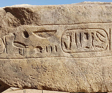 Hieroglyphen-Inschrift auf Statuenbasis