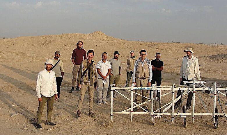 Das Team der Irakisch-Deutschen Kooperation am Siedlungshügel TK 3 mit TU-Forscher Dr.-Ing. Martin Gussone