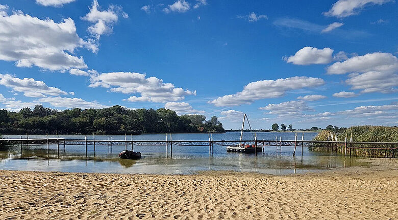 Bytyń-See mit Beprobungsfloß