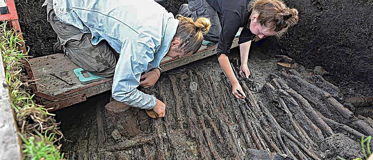 Freilegung der Fußböden aus der Jungsteinzeit