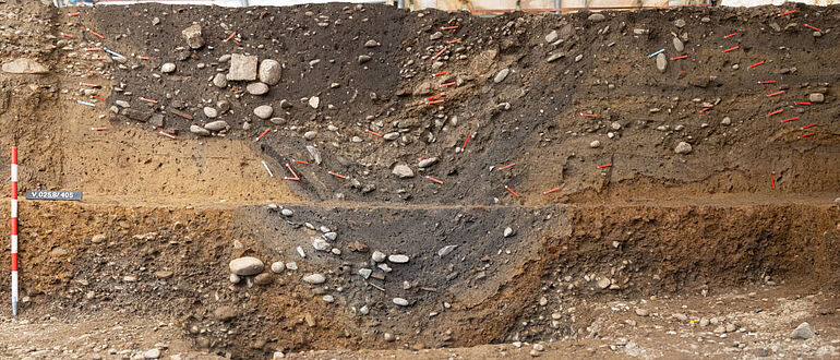 Vorgelagerter Spitzgraben im Profil