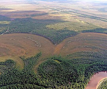 Die befestigte Anlage thront auf einem Geländesporn über dem fischreichen Amnya-Fluss