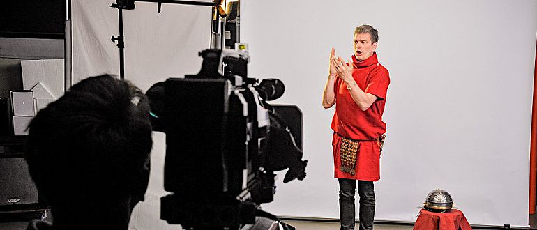 Alt trifft auf Neu: Vor den Kameras des LWL-Medienzentrums für Westfalen erzählt der römische Lagerkommandant von Aliso Alt trifft auf Neu: Vor den Kameras des LWL-Medienzentrums für Westfalen erzählt der römische Lagerkommandant von Aliso