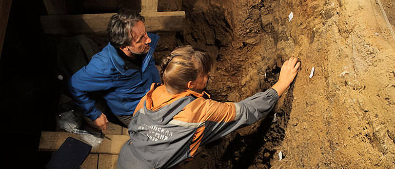 Probennahme in der Denisova-Höhle