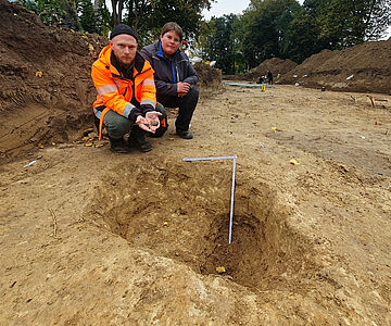 Raubgrabungsloch in Grabungsfläche