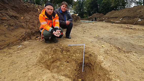 Raubgrabungsloch in Grabungsfläche