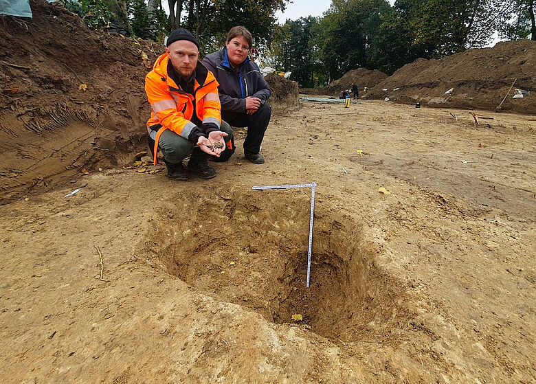 Raubgrabungsloch in Grabungsfläche