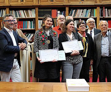 v.l.n.r.: Yves Nicolin, Bürgermeister von Roanne, Vincent Guichard, Generaldirektor BIBRACTE EPCC, Carole Quatrelivre, Preisträgerin des J. Déchelette-Preises, Jean-Jacques Banchet, Beigeordneter für Kultur et al.
