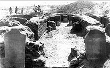 Ausgrabung 1914: Der von zwei Stelen flankierte Eingang des Tempels (Foto: University of Liverpool) Ausgrabung 1914: Der von zwei Stelen flankierte Eingang des Tempels (Foto: University of Liverpool)