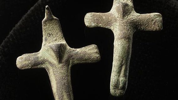 Solche Kruzifixe, im Mittelalter an Halsketten getragen, waren Ausdruck der Frömmigkeit. (Foto: LWL/S. Brentführer)