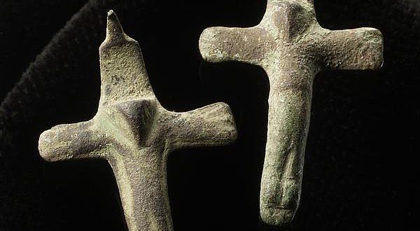 Solche Kruzifixe, im Mittelalter an Halsketten getragen, waren Ausdruck der Frömmigkeit. (Foto: LWL/S. Brentführer)