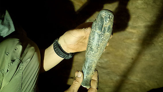 Altägyptische Grabbeigabe wird geborgen