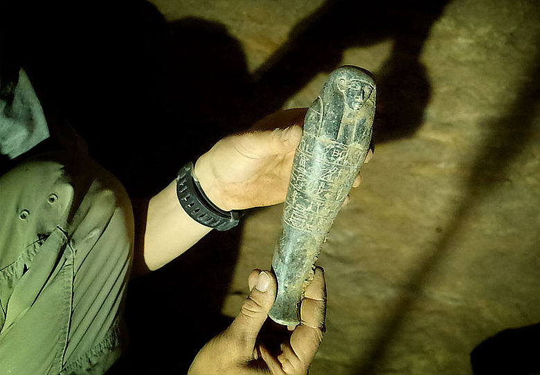 Altägyptische Grabbeigabe wird geborgen